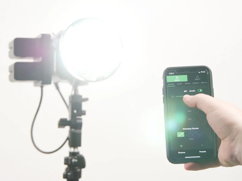 Aputure Amaran COB 60x Video Light ไฟ LED สำหรับถ่ายวิดีโอ ปรับเคลวินได้ 2700 - 6500K เอฟเฟกต์ในตัว ควบคุมผ่านแอพ Sidus Link ราคา 7500 บาท